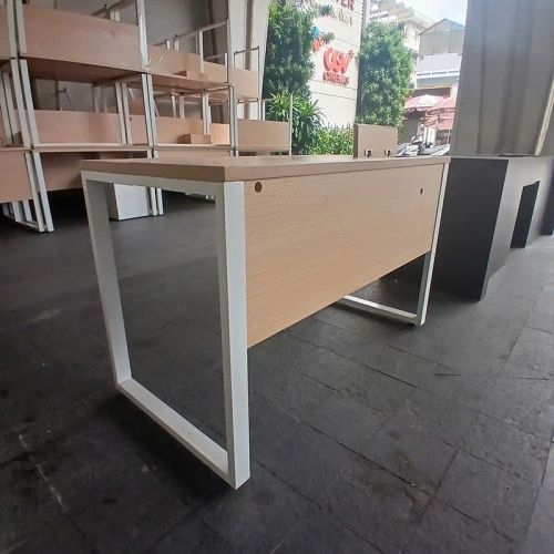 Bàn Làm Việc Chân Sắt BLVCS08.jpg